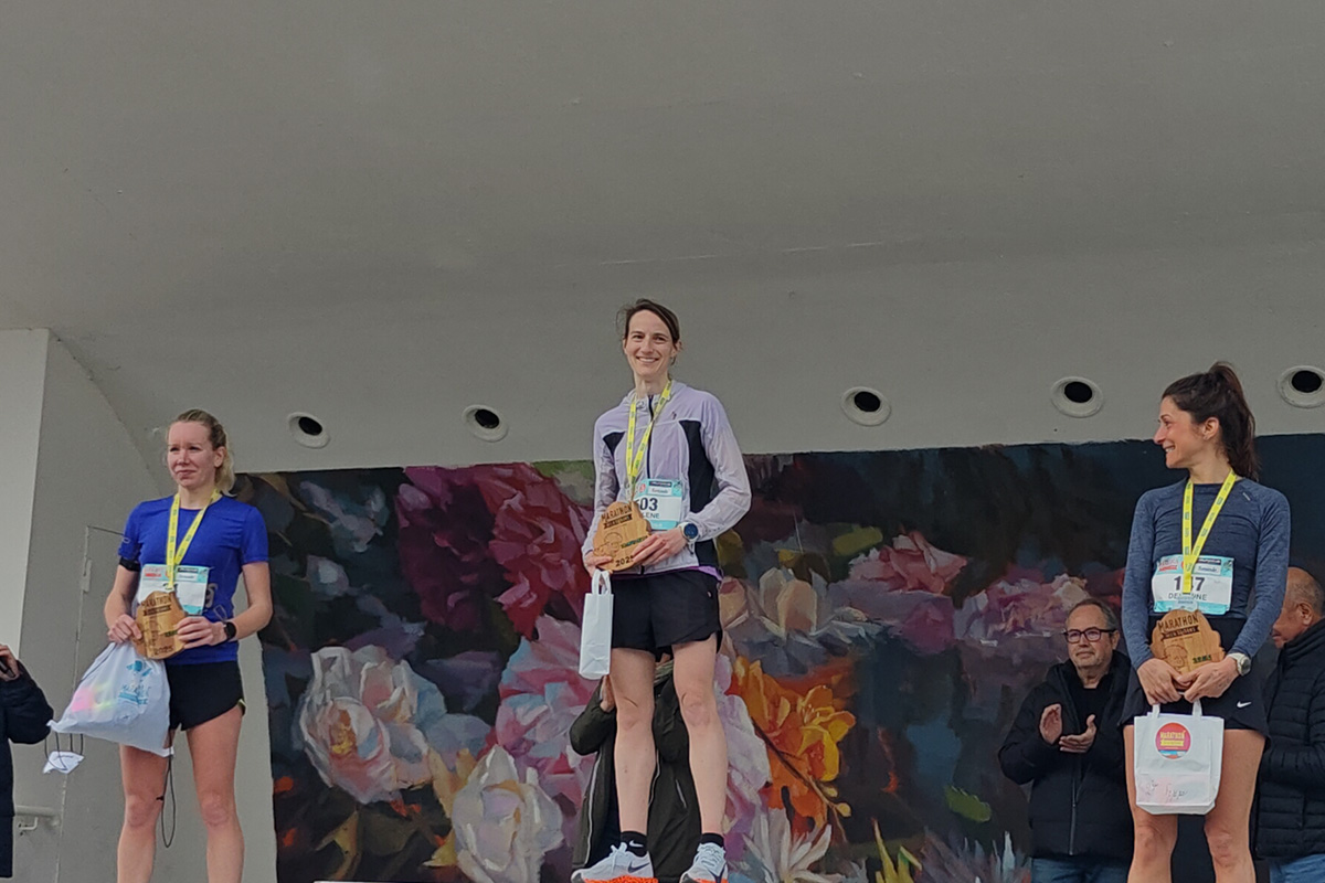 Marlène Hamon sur un podium, médaille au cou